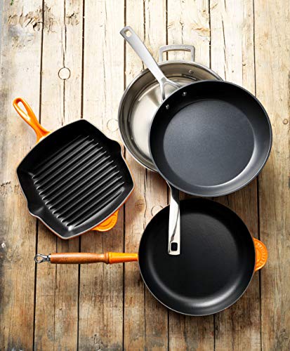 LE CREUSET Sartén de Hierro Fundido con Mango de Madera, Redonda, Ø 26 cm, Apto para Todas Las Fuentes de Calor, Incl. inducción, Negro Mate