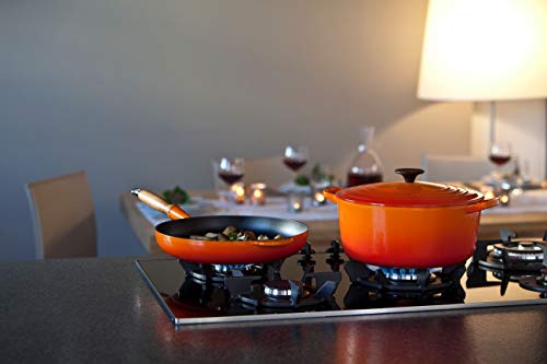 Le Creuset Sartén de hierro fundido con mango de madera, Redonda, diametro 24 cm, Apto para todas las fuentes de calor, incluye inducción, Volcánico