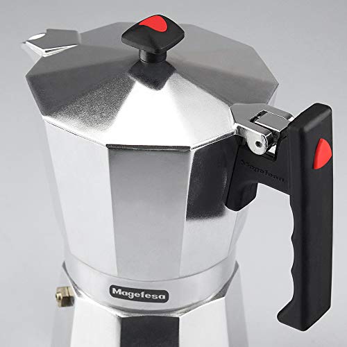 MAGEFESA Colombia – La cafetera MAGEFESA Colombia está Fabricada en Aluminio Extra Grueso. Pomo y Mangos ergonómicos de bakelita Toque Frio. (Aluminio, 6 Tazas + 6 CUCHARILLAS)