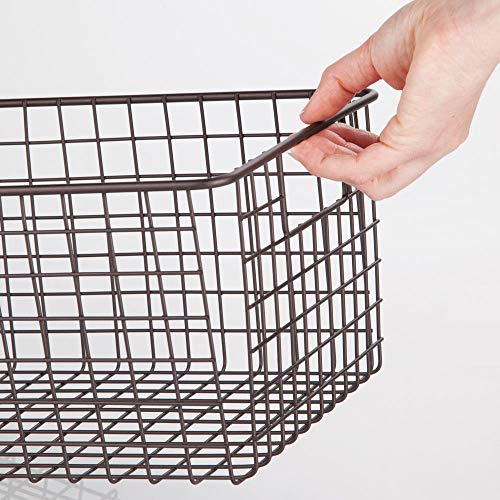 mDesign cesta metalica para los productos de limpieza de sus zapatos - Cesta organizadora provista de asas para un cómodo transporte - Color bronce