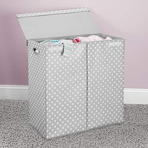 mDesign Cestos para ropa sucia con tapa – Modernas cestas para la colada plegables y con asas para baño – Cubos de ropa sucia con 2 compartimentos y diseño de puntos – gris claro/blanco