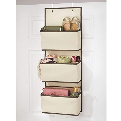 mDesign Colgador de ropa sin taladro – Organizadores de armarios con 3 bolsillos – Percheros para puerta multiusos para el cuarto de los niños o el dormitorio – beige y marrón oscuro