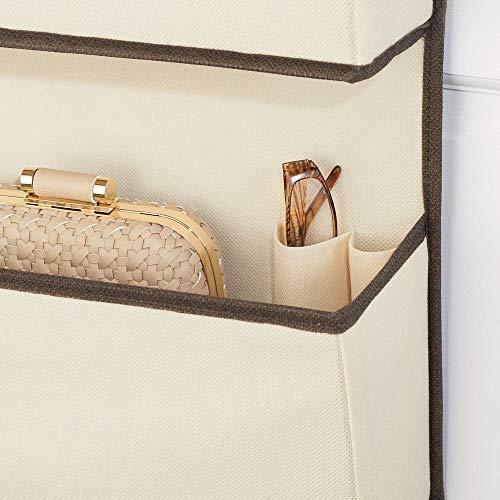 mDesign Colgador de ropa sin taladro – Organizadores de armarios con 3 bolsillos – Percheros para puerta multiusos para el cuarto de los niños o el dormitorio – beige y marrón oscuro