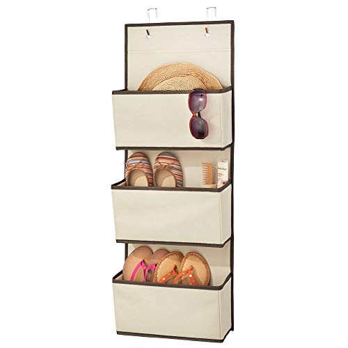 mDesign Colgador de ropa sin taladro – Organizadores de armarios con 3 bolsillos – Percheros para puerta multiusos para el cuarto de los niños o el dormitorio – beige y marrón oscuro