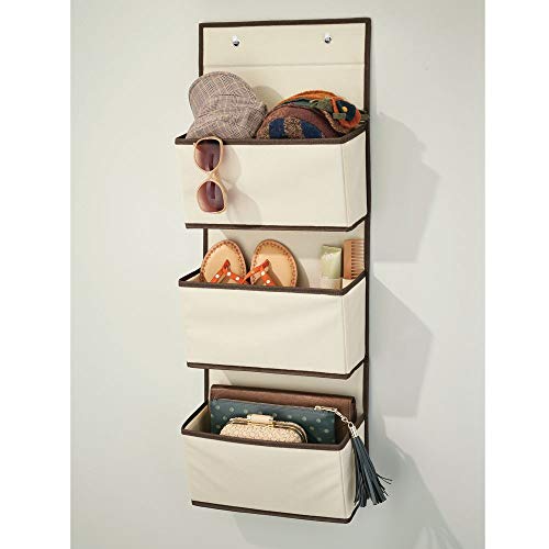 mDesign Colgador de ropa sin taladro – Organizadores de armarios con 3 bolsillos – Percheros para puerta multiusos para el cuarto de los niños o el dormitorio – beige y marrón oscuro