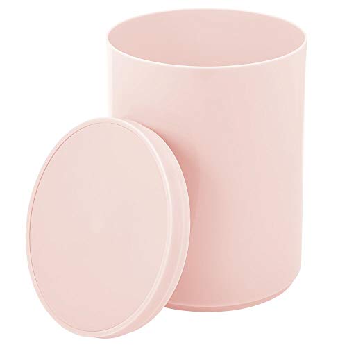 mDesign Cubo de basura con tapa basculante para baño o cocina – Papelera redonda de metal para desechos – Contenedor de residuos compacto con cubeta interior extraíble – rosa