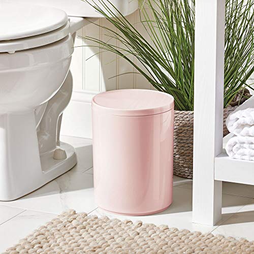 mDesign Cubo de basura con tapa basculante para baño o cocina – Papelera redonda de metal para desechos – Contenedor de residuos compacto con cubeta interior extraíble – rosa