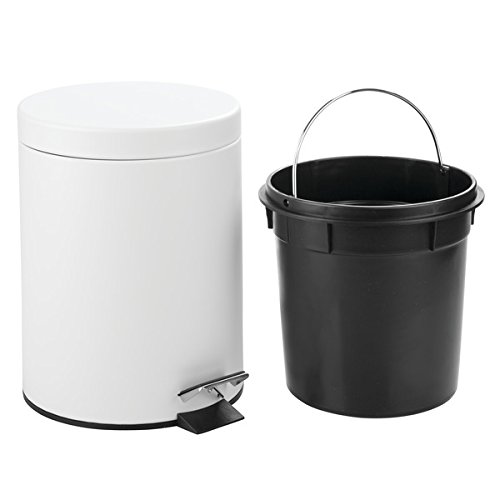 mDesign Cubo de basura con tapa y pedal – Moderna papelera de baño de metal resistente con recipiente interior extraíble – Capacidad: 5 litros – En color blanco, muy actual