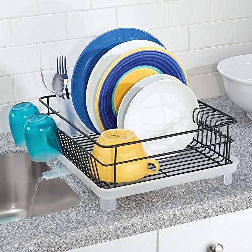 mDesign Escurridor de vajilla con bandeja de goteo – Rejilla escurreplatos para la encimera o el fregadero – Bandeja escurreplatos con desagüe giratorio de metal y plástico – negro y blanco