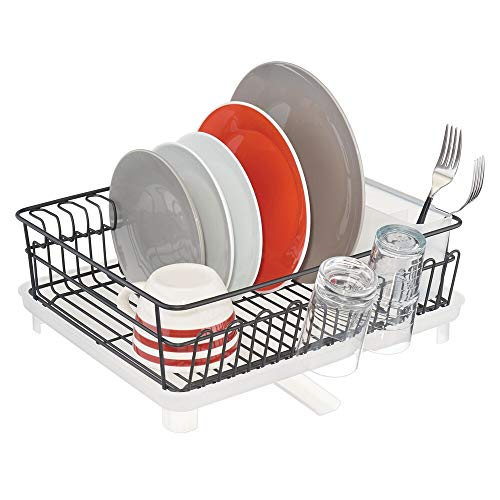 mDesign Escurridor de vajilla con bandeja de goteo – Rejilla escurreplatos para la encimera o el fregadero – Bandeja escurreplatos con desagüe giratorio de metal y plástico – negro y blanco