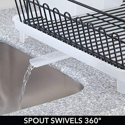 mDesign Escurridor de vajilla con bandeja de goteo – Rejilla escurreplatos para la encimera o el fregadero – Bandeja escurreplatos con desagüe giratorio de metal y plástico – negro y blanco