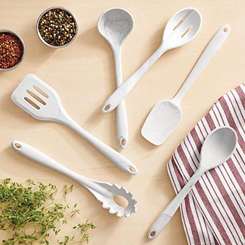 mDesign Juego de 6 utensilios de metal y silicona para cocina – Accesorios para cocinar con orificio para colgar – Set de espátula de cocina, cuchara, cucharón de sopa y cuchara para pasta – marmolado
