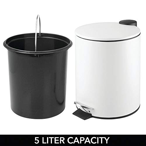 mDesign Papelera de baño redonda – Contenedor de residuos de metal con 5 litros de capacidad, pedal, tapadera y cubo interior – Elegante cubo metálico para baño, cocina o despacho – blanco