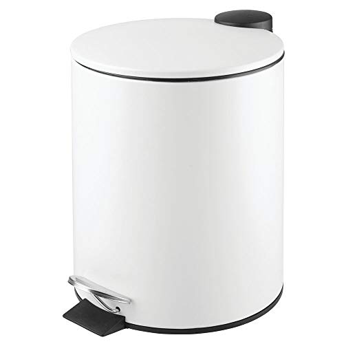 mDesign Papelera de baño redonda – Contenedor de residuos de metal con 5 litros de capacidad, pedal, tapadera y cubo interior – Elegante cubo metálico para baño, cocina o despacho – blanco