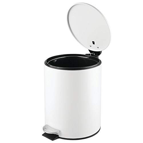 mDesign Papelera de baño redonda – Contenedor de residuos de metal con 5 litros de capacidad, pedal, tapadera y cubo interior – Elegante cubo metálico para baño, cocina o despacho – blanco