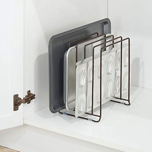 mDesign Soporte para bandejas de horno en metal – Compacto organizador de tapaderas para ahorrar espacio en armarios – Platero de cocina para guardar utensilios con 5 compartimentos – color bronce