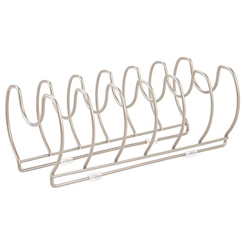 mDesign Soporte para sartenes, ollas y tapas – Organizador de tapas de ollas compacto para el armario de la cocina – Colgador de sartenes de metal para ahorrar espacio – plateado mate