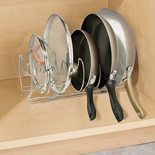 mDesign Soporte para sartenes, ollas y tapas – Organizador de tapas de ollas compacto para el armario de la cocina – Colgador de sartenes de metal para ahorrar espacio – plateado mate