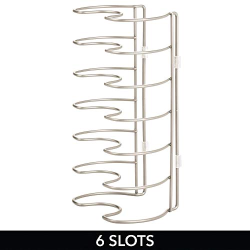 mDesign Soporte para sartenes, ollas y tapas – Organizador de tapas de ollas compacto para el armario de la cocina – Colgador de sartenes de metal para ahorrar espacio – plateado mate