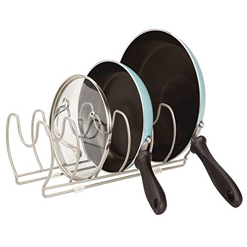 mDesign Soporte para sartenes, ollas y tapas – Organizador de tapas de ollas compacto para el armario de la cocina – Colgador de sartenes de metal para ahorrar espacio – plateado mate