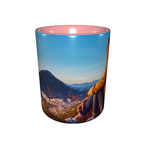 Mujer disfrutando de un bonito paisaje y del amanecer desde la cima de Moun Una divertida taza de café 11 División Gu