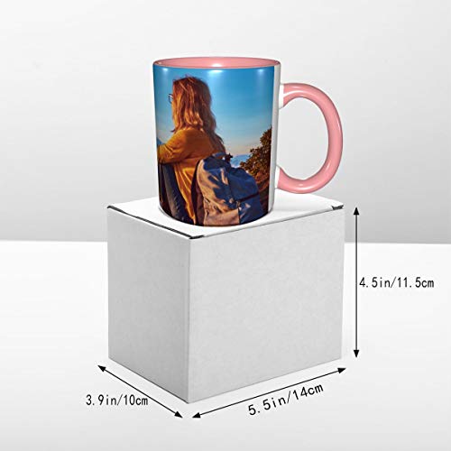 Mujer disfrutando de un bonito paisaje y del amanecer desde la cima de Moun Una divertida taza de café 11 División Gu