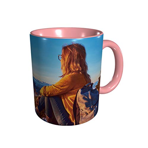 Mujer disfrutando de un bonito paisaje y del amanecer desde la cima de Moun Una divertida taza de café 11 División Gu
