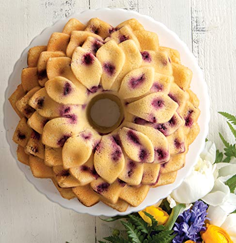 Nordic Ware 87537 - Blossom Bundt Molde, 2.4 L, 1unidad, modelo surtido (marrón y plata)