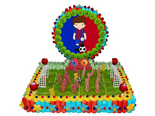 Original Tarta Decorativa de Golosinas Surtidas Campo de Fútbol con Oblea de Jugador Rojo y Azul Juguetes y Regalos Baratos para Fiestas de Cumpleaños, Bodas, Bautizos, Comuniones y Eventos.        