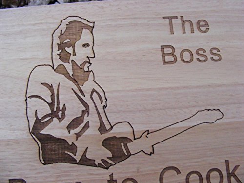 Tabla de cortar grabada a láser con diseño de Bruce Springsteen, con la frase «The Boss» y «Born To Cook», ideal como regalo, de Fastcraft UK