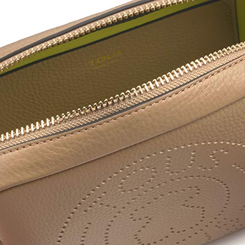 Tous Bolso bandolera pequeña colección Leissa de piel en color piedra. Cierre con cremallera. Apliques personalizados en tono dorado pálido. Asa de bandolera ajustable. Bolsillo interior plano