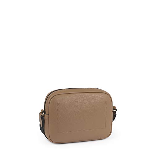 Tous Bolso bandolera pequeña colección Leissa de piel en color piedra. Cierre con cremallera. Apliques personalizados en tono dorado pálido. Asa de bandolera ajustable. Bolsillo interior plano