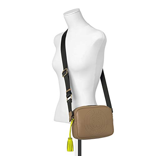 Tous Bolso bandolera pequeña colección Leissa de piel en color piedra. Cierre con cremallera. Apliques personalizados en tono dorado pálido. Asa de bandolera ajustable. Bolsillo interior plano