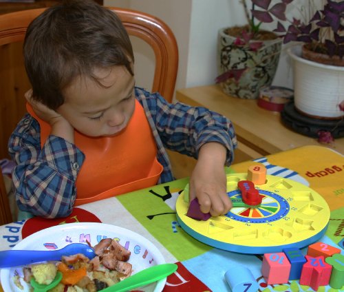 TOWO Juguete de Reloj de Madera educativo con Piezas de números para aprender la hora - Reloj de Rompecabezas para niños - Juegos educativos de clasificación con numeros y formas geometricas.