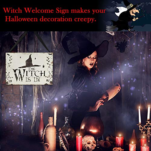 AFASOES Placa Halloween Placa de Madera Placa para Colgar en Puertas Decoración de Halloween con el Dibujo de Gorro de Bruja y el Texto en Inglés "The Witch Is In" para pared Bar Hogar 26x18x0.5cm
