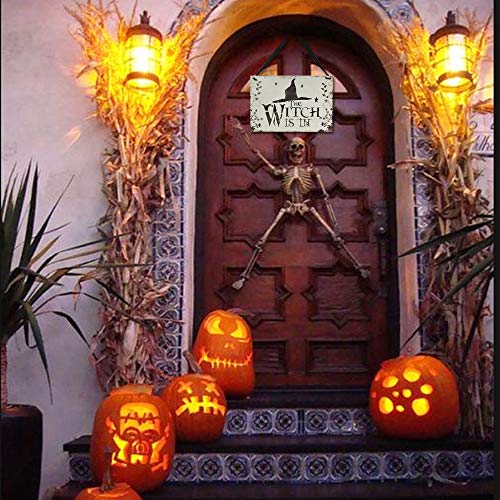 AFASOES Placa Halloween Placa de Madera Placa para Colgar en Puertas Decoración de Halloween con el Dibujo de Gorro de Bruja y el Texto en Inglés "The Witch Is In" para pared Bar Hogar 26x18x0.5cm