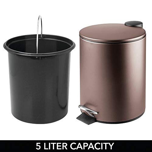 mDesign Papelera de baño Redonda – Contenedor de residuos de Metal con 5 litros de Capacidad, Pedal, tapadera y Cubo Interior – Elegante Cubo metálico para baño, Cocina o despacho – Color Bronce