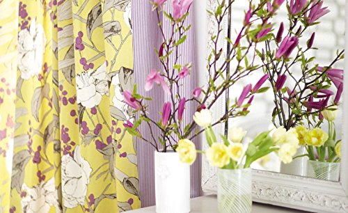 Romo - Papel pintado Beatrix color amarillo. Diseño de flores grandes.