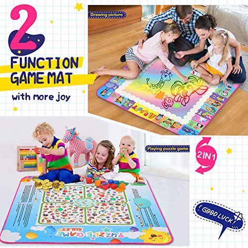 Sunyjoy Agua Dibujo Pintura, 2 en 1 Alfombras de Juego y Alfombra de Agua Doodle, Esteras de Agua Doodle con Bolígrafos, Libro Mágico, Plantillas, Etiquetas, Cartas y Monedas de Oro (100 X 100 CM)