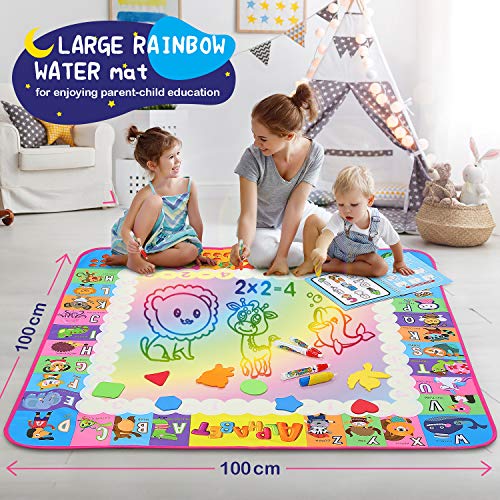 Sunyjoy Agua Dibujo Pintura, 2 en 1 Alfombras de Juego y Alfombra de Agua Doodle, Esteras de Agua Doodle con Bolígrafos, Libro Mágico, Plantillas, Etiquetas, Cartas y Monedas de Oro (100 X 100 CM)