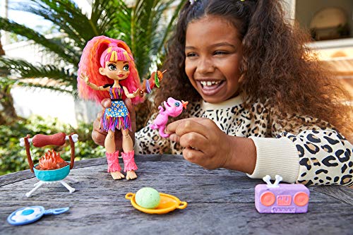 Cave Club Wild About BBQs conjunto de barbacoa con muñeca. mascota y accesorios para niños y niñas +4 años (Mattel GNL96)