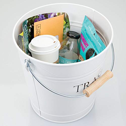 mDesign Cubo de metal estilo vintage - Muy decorativo e idóneo como cubo de basura para cocina, papelera de baño o contenedor de reciclaje en la oficina - 12,5 Litros - Blanco