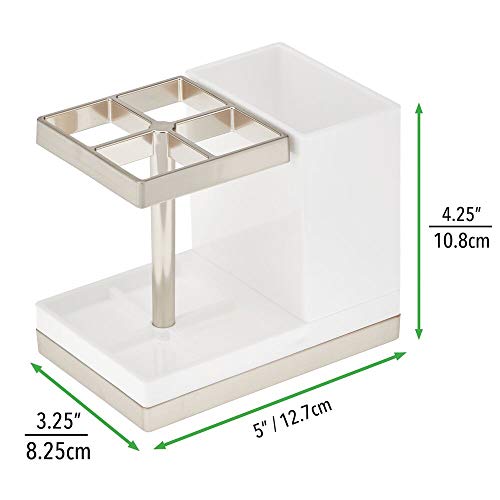 mDesign Soporte para cepillos de dientes independiente – Portacepillos con espacio para 4 cepillos dentales y dentífrico – Organizador de productos de higiene dental – blanco y plateado mate