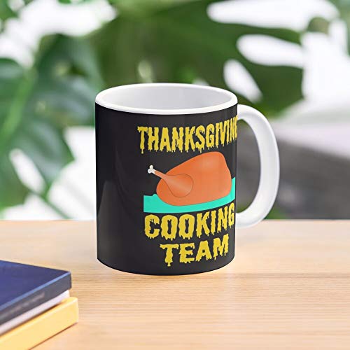 Day Dinner Cute Turkey Happy Thanksgiving Design Team Cooking Taza de café con Leche 11 oz