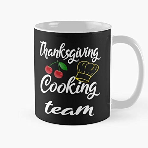 Day Dinner Cute Turkey Happy Thanksgiving Design Team Cooking Taza de café con Leche 11 oz