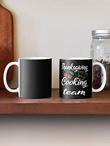 Day Dinner Cute Turkey Happy Thanksgiving Design Team Cooking Taza de café con Leche 11 oz