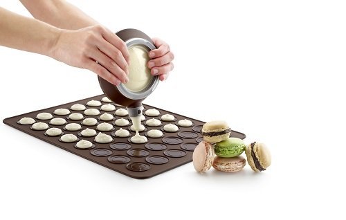 Kit para macarons, Bandeja de horno/molde de silicona + 1 dispensador + 3 boquillas, color marrón by TARGARIAN
