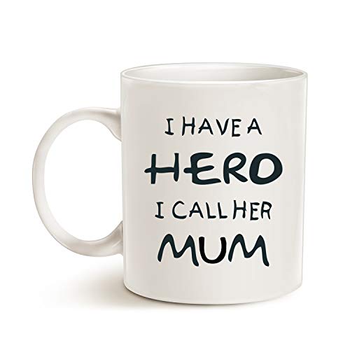 Taza de café This Might Be Wine for Mum con texto en inglés "I Have a Hero I Call Her Mum" divertida para el día de la madre y el cumpleaños de la madre, taza de porcelana, color blanco 11 oz